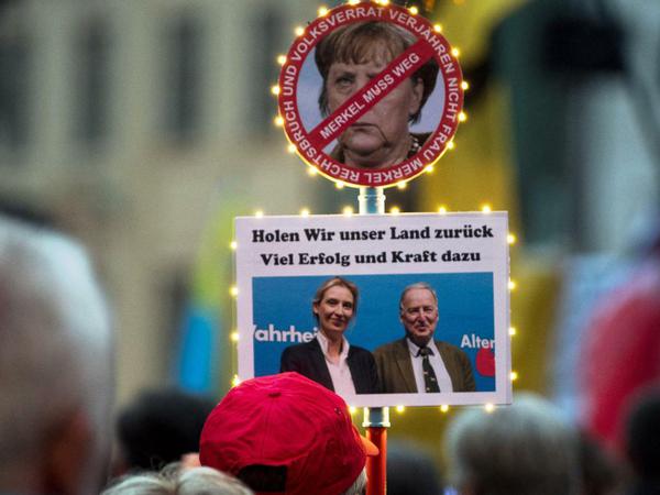 Die islamfeindlichen Pegida-Bewegung feiert am Tag nach der Wahl den Erfolg der AfD auf dem Neumarkt in Dresden.