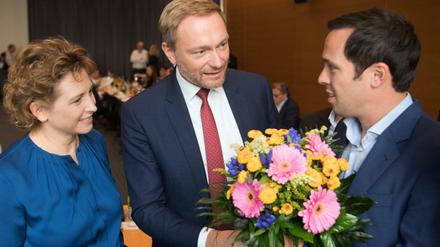 FDP-Generalsekretärin Nicola Beer und Parteichef Christian Lindner gratulieren Spitzenkandidat Martin Hagen zum Wahlerfolg.