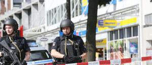 Messerattacke in Hamburger Supermarkt: Polizei am Tatort am 28. Juli 2017 