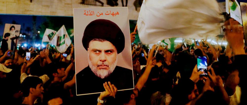 Anhänger des schiitischen Klerikers Muktada al-Sadr auf dem Tahrir-Platz in Bagdad