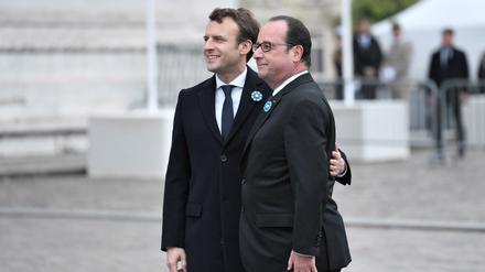 Der künftige französische Präsident Emmanuel Macron (l.) und der scheidende Amtsinhaber Francois Hollande nehmen am Montag an der traditionellen Gedenkzeremonie zum Sieg über Nazi-Deutschland im Zweiten Weltkrieg teil. 