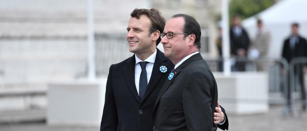 Der künftige französische Präsident Emmanuel Macron (l.) und der scheidende Amtsinhaber Francois Hollande nehmen am Montag an der traditionellen Gedenkzeremonie zum Sieg über Nazi-Deutschland im Zweiten Weltkrieg teil. 