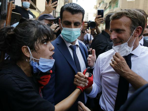 Wagt sich anders als libanesische Spitzenpolitiker an den Ort des Geschehens und spricht mit empörten Bürgern: Frankreichs Präsident Emmanuel Macron in Beirut. 