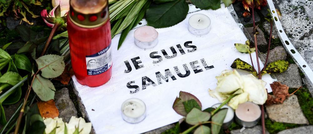 Blumen und Kerzen in Gedenken an den von einem mutmaßlichen Islamisten ermordeten französischen Lehrer Samuel Paty.
