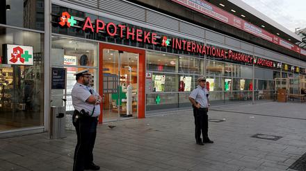 Polizisten stehen vor der Apotheke im Hauptbahnhof in Köln Nach der Geiselnahme prüft die Polizei einen Terror-Hintergrund.