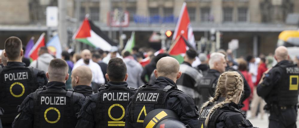 Polizisten sichern eine pro-paläestinensische Kundgebung im Zentrum von Leipzig (Symbolbild).