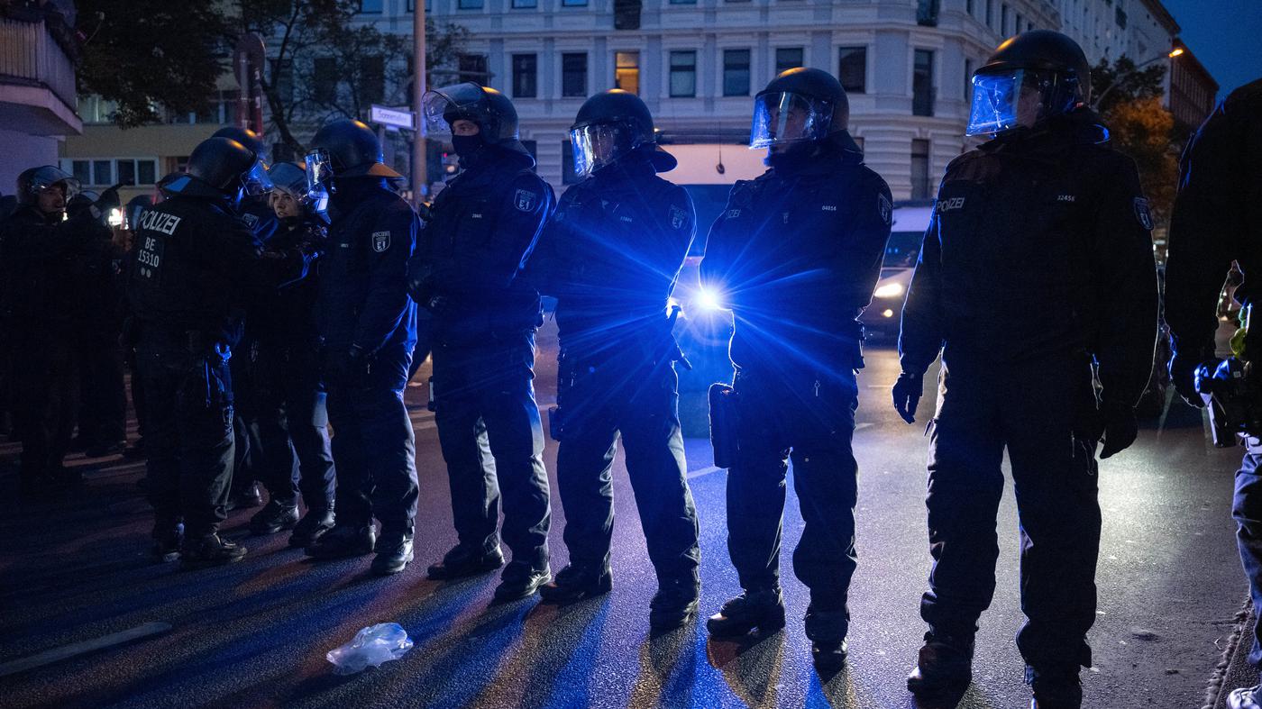 Policja podsumowuje „znacznie spokojniejszą” noc w Berlinie