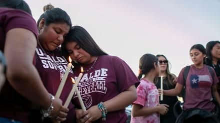 Mahnwache für die Opfer des Amoklaufs an einer Schule im texanischen Uvalde