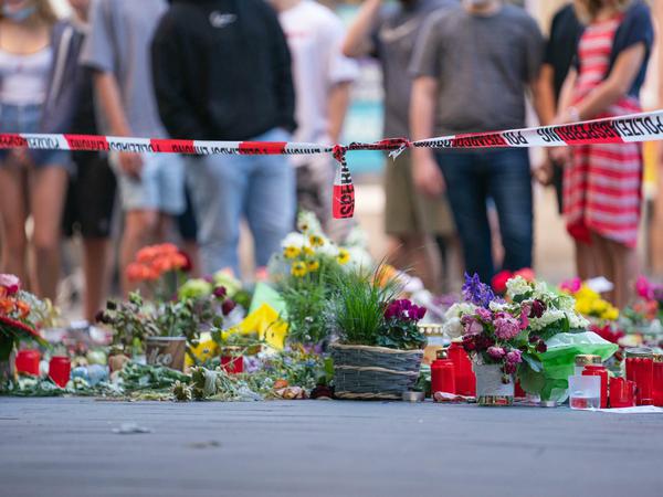 Trauerkerzen und Blumen liegen vor einem Kaufhaus in der Innenstadt, in dem ein Mann Menschen mit einem Messer attackiert hatte.