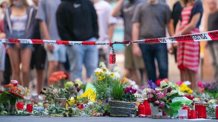 Gedenken am Tatort. Nach der tödlichen Messerattacke eines Somaliers in Würzburg trauert die Stadt um die Opfer.