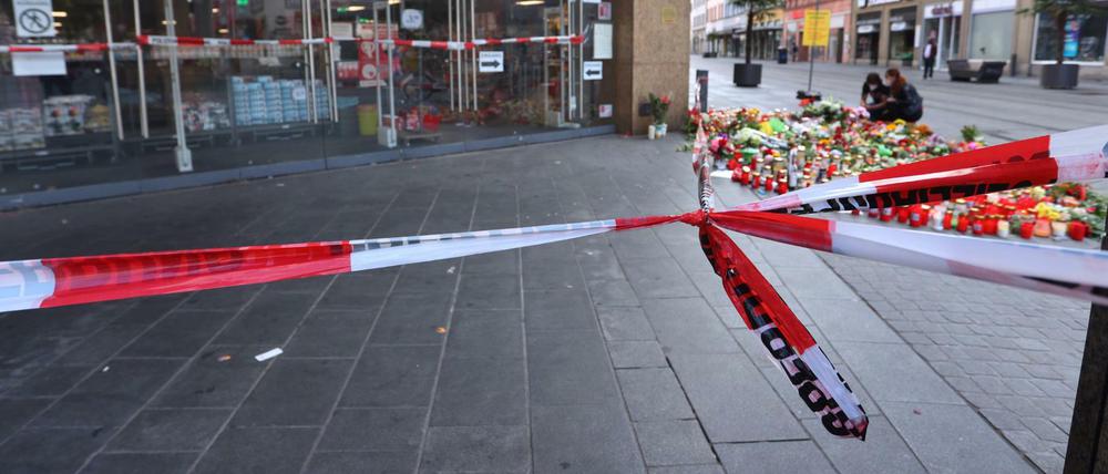 Mit Polizeiband abgesperrter Kaufhauseingang, in dem der Mörder von Würzburg auf seine Opfer einstach.