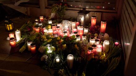  Einwohner der Kleinstadt Brokstedt haben Blumen und Kerzen am Tatort der Messerattacke auf dem Bahnsteig im Bahnhof von Brokstedt abgelegt. 
