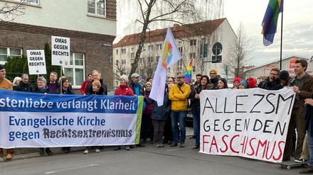 Einmal gemeinsam. Demonstranten protestieren in Erfurt gegen die Wahl Kemmerichs zum Ministerpräsidenten von Thüringen. 