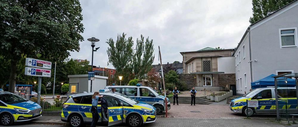 Anschlagsgefahr. Die Polizei bewacht die Synagoge in Hagen. Am Mittwoch hatten die Sicherheitsbehörden einen Hinweis auf einen möglicherweise bevorstehenden Angriff erhalten.