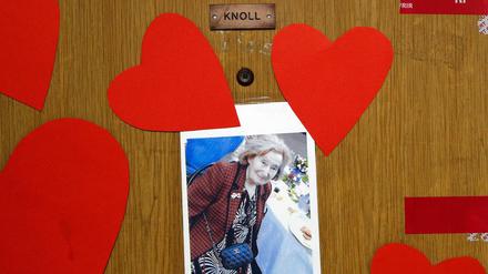Herzen und ein Foto kleben an der Tür zur Wohnung der 85-jährigen Holocaust-Überlebenden Mireille Knoll, in der sie am Freitag tot aufgefunden worden ist. 