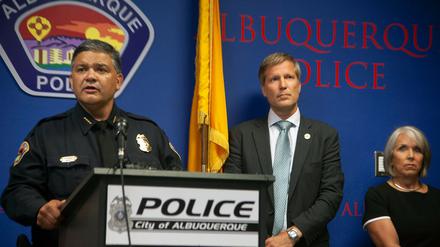 Albuquerques Polizeichef Harold Medina (l.) neben Bürgermeister Tim Keller