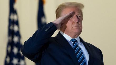 Trump salutiert sich selbst, vom Truman-Balkon im Weißen Haus. 