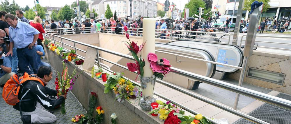 Viele Münchner legen am Samstag am Zugang zur U-Bahnstation Olympia-Einkaufszentrum in München Blumen nieder. 