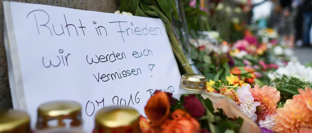 Viele Münchner legen in der Nähe des Tatortes Blumen ab und zünden Kerzen an.