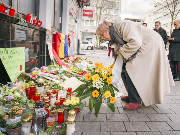 Grenzenloses Entsetzen. Nach dem Anschlag des Rassisten Tobias Rathjen in Hanau legt Bundestagsvizepräsidentin Claudia Roth (Grüne) ein Blumengesteck an einem der Tatorte nieder.