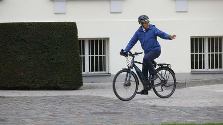 Nach seiner Ernennung durch Bundespräsident Frank-Walter Steinmeier verlässt Cem Özdemir (Grüne), Bundesminister für Ernährung und Landwirtschaft, das Schloss Bellevue und fährt mit dem Fahrrad.
