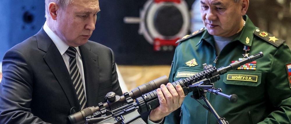 Wladimir Putin droht der Ukraine und der Nato mit nicht näher definierten Konsequenzen, falls seine Forderung nach Sicherheitsgarantien nicht erfüllt wird. Das Bild zeigt ihn mit Verteidigungsminister Sergej Schoigu nach der Sitzung des russischen Verteidigungsrats vor acht Tagen.