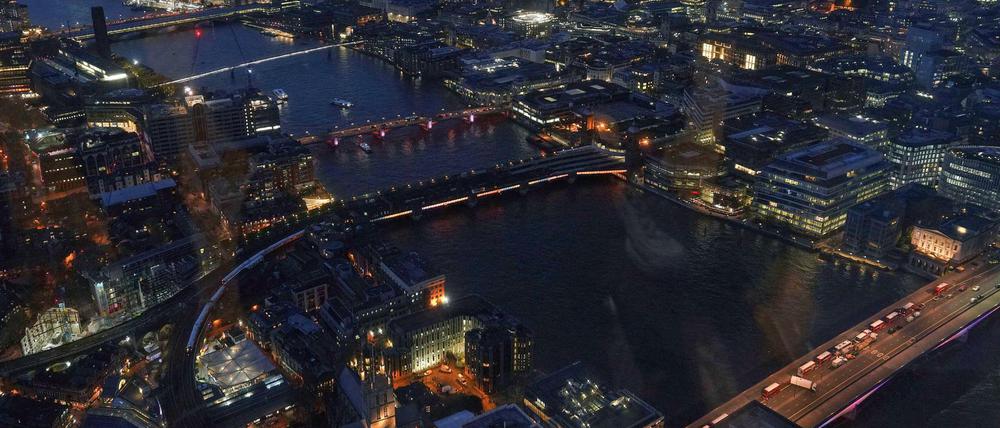Fahrzeuge bleiben auf der London Bridge stehen, nachdem diese am Freitagnachmittag zum Schauplatz einer Terrorattacke geworden ist.