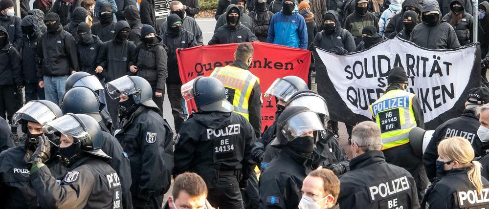 Gegendemonstranten zur "Querdenker"-Demo in Bremen stehen Polizisten gegenüber.