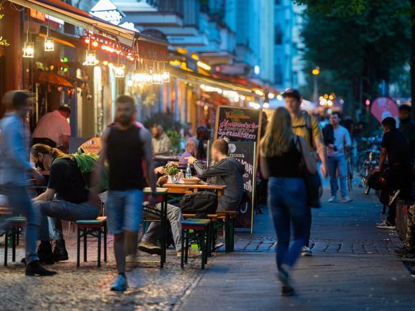 Menschen sitzen in Restaurants und Bars in Berlin-Friedrichshain. Treffen an diesen Orten gelten als Infektionstreiber.