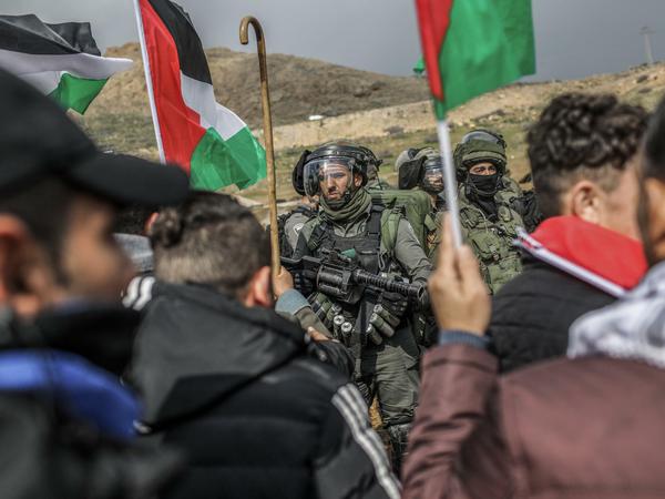 Der Zorn der Palästinenser ist groß. Israelische Soldaten beobachten eine Demonstration im Westjordanland.