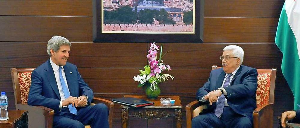 Pendeldiplomatie: US-Außenminister Kerry (links) traf sich mehrfach mit Mahmud Abbas (rechts) und israelischen Vertretern. 