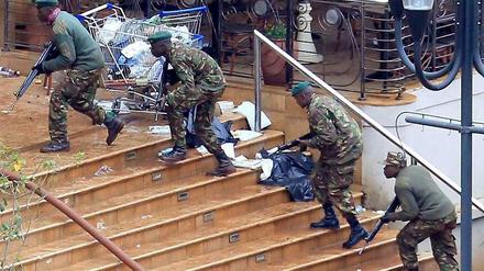 Die kenianischen Sicherheitskräfte haben entgegen Regierungsangaben die Lage in dem von Islamisten gestürmten Einkaufszentrum noch nicht unter Kontrolle.