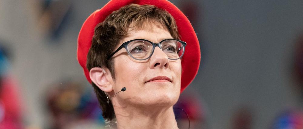 Nur echt mit Narrenkappe: CDU-Chefin Annegret Kramp-Karrenbauer beim Karneval. 