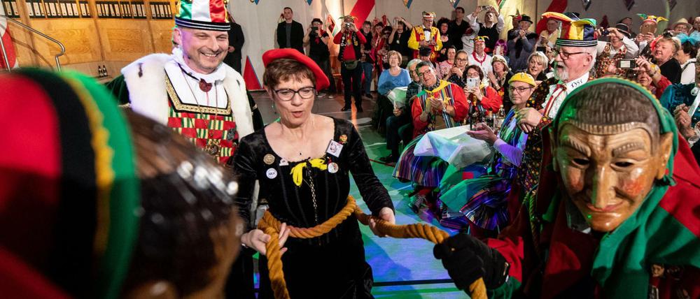Die CDU-Bundesvorsitzende Annegret Kramp-Karrenbauer tritt gefesselt vors Stockacher Narrengericht.