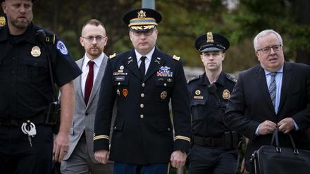 In Uniform und mit Orden erscheint der Militäroffizier Alexander Vindman am Dienstag vor dem Kongress.