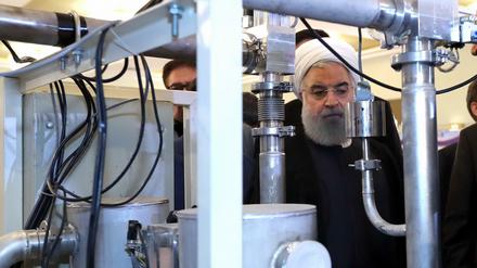 Dieses von der Iranian Presidency zur Verfügung gestellte Foto zeigt Hassan Ruhani, Präsident des Iran, der sich neue Entwicklungen in der Atomenergie im Rahmen des "Nationalen Atomtags" anschaut.