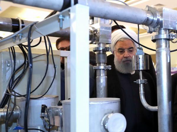 Irans Präsident Ruhani gehört zu den Befürwortern des Atomabkommens. Doch die Hardliner setzen ihm zu.