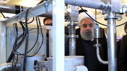 Irans Präsident Hassan Ruhani sieht sich am "Nationalen Atomtag", am 9. April, neue Entwicklungen in der Atomenergie an.