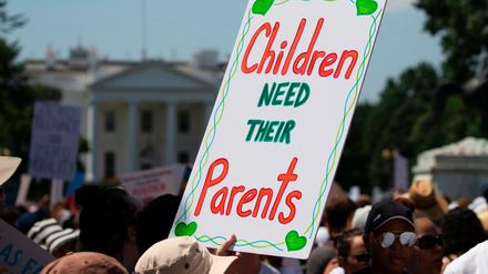 Vor dem Weißen Haus in Washington demonstrieren Zehntausende gegen die Einwanderungspolitik von US-Präsident Donald Trump. 