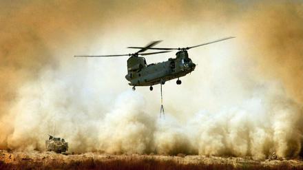 Ein Chinook CH-47 Helikopter der britischen Royal Air Force 2007 in der afghanischen Provinz Helmand.
