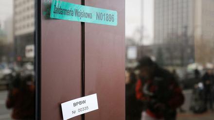 Die Eingangstür des Nato-Spionageabwehrzentrums in Warschau wurde nach der polnischen Razzia versiegelt. 