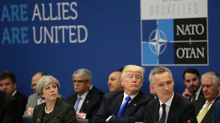 "Wir sind Verbündete, wir sind geeint"? Wort und Bild fielen beim Nato-Gipfel auseinander. US-Präsident Donald Trump (Mitte) trat ruppig auf. Rechts von ihm Nato-Generalsekretär Jens Stoltenberg, links die britische Premierministerin Theresa May.