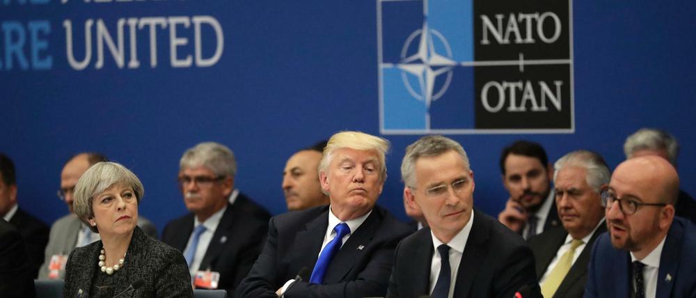 "Wir sind Verbündete, wir sind geeint"? Wort und Bild fielen beim Nato-Gipfel auseinander. US-Präsident Donald Trump (Mitte) trat ruppig auf. Rechts von ihm Nato-Generalsekretär Jens Stoltenberg, links die britische Premierministerin Theresa May.