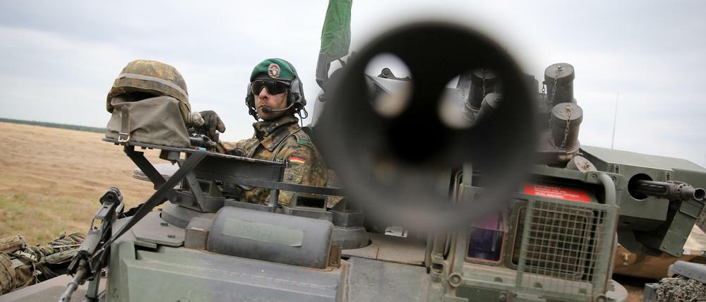 Ein deutscher Soldat in einem Schützenpanzer Marder bei einem Nato-Manöver 