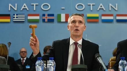 Unter dem Vorsitz des Nato-Generalsekretärs Jens Stoltenberg beschloss das Militärbündnis die Stationierung von vier Bataillonen im Baltikum und Polen. 