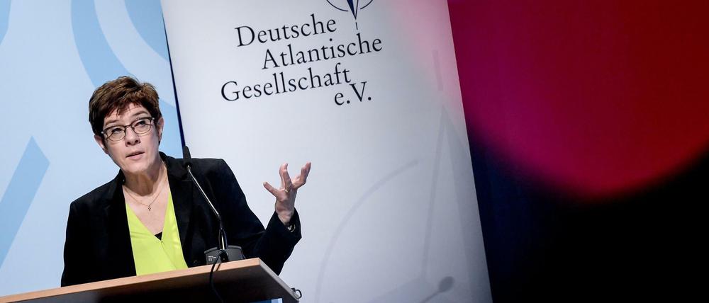 Annegret Kramp-Karrenbauer (CDU), Verteidigungsministerin, spricht bei der Sicherheitstagung "Nato Talk around the Brandenburger Tor".