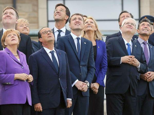Beistand von oben? Nein, die Nato-Regierungschefs schauen nur einer Flugshow mit Militärflugzeugen zu, die zu ihren Ehren vor den Beratungen des zweiten Gipfeltages im Himmel von Wales stattfand. 