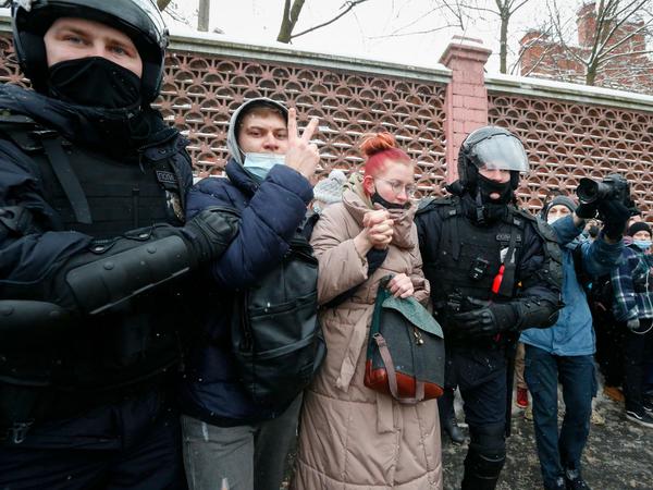 Protest in Moskau: Polizisten halten Demonstranten zurück. 