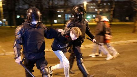 Das Menschenrechtsportal ovdinfo.org listete am frühen Abend für mehr als 80 Städte über 1000 Festnahmen auf, darunter allein mehr als 300 in St. Petersburg.