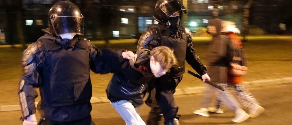 Das Menschenrechtsportal ovdinfo.org listete am frühen Abend für mehr als 80 Städte über 1000 Festnahmen auf, darunter allein mehr als 300 in St. Petersburg.